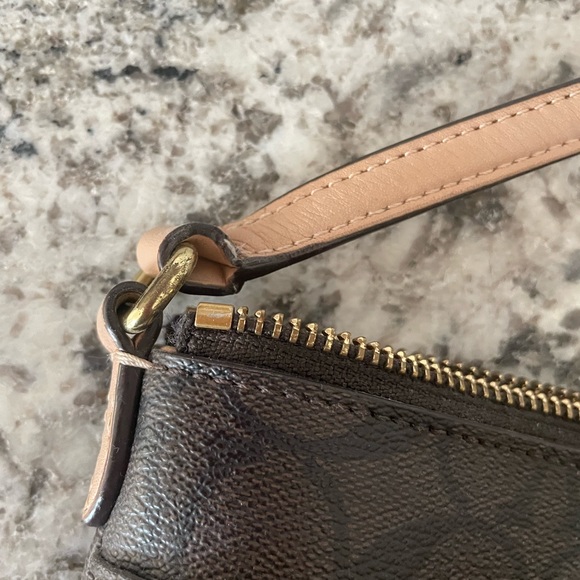 Coach crossbody - authentic. Smoke free/pet free - Picture 5 of 6